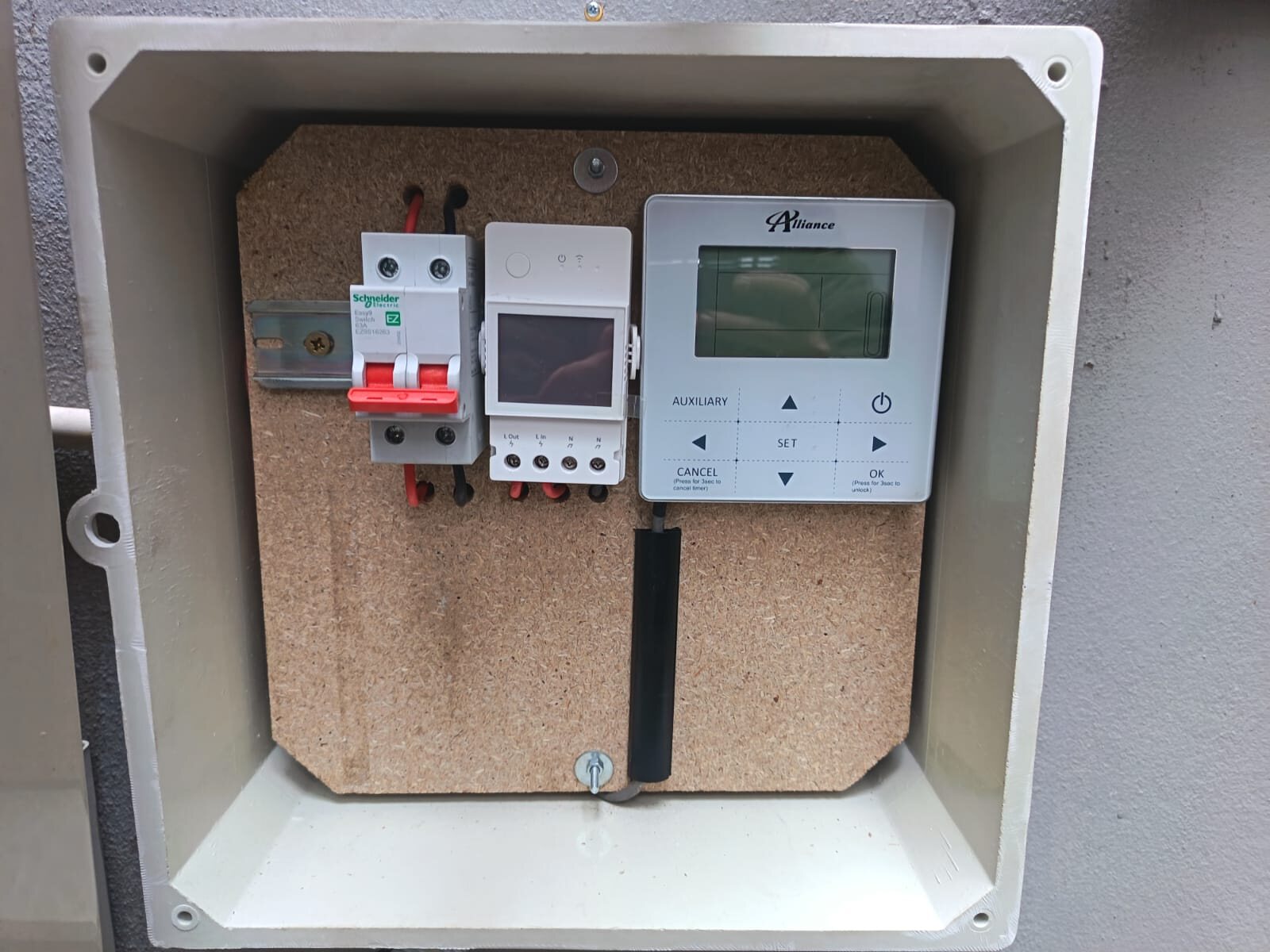 Electric fence control and protection panel